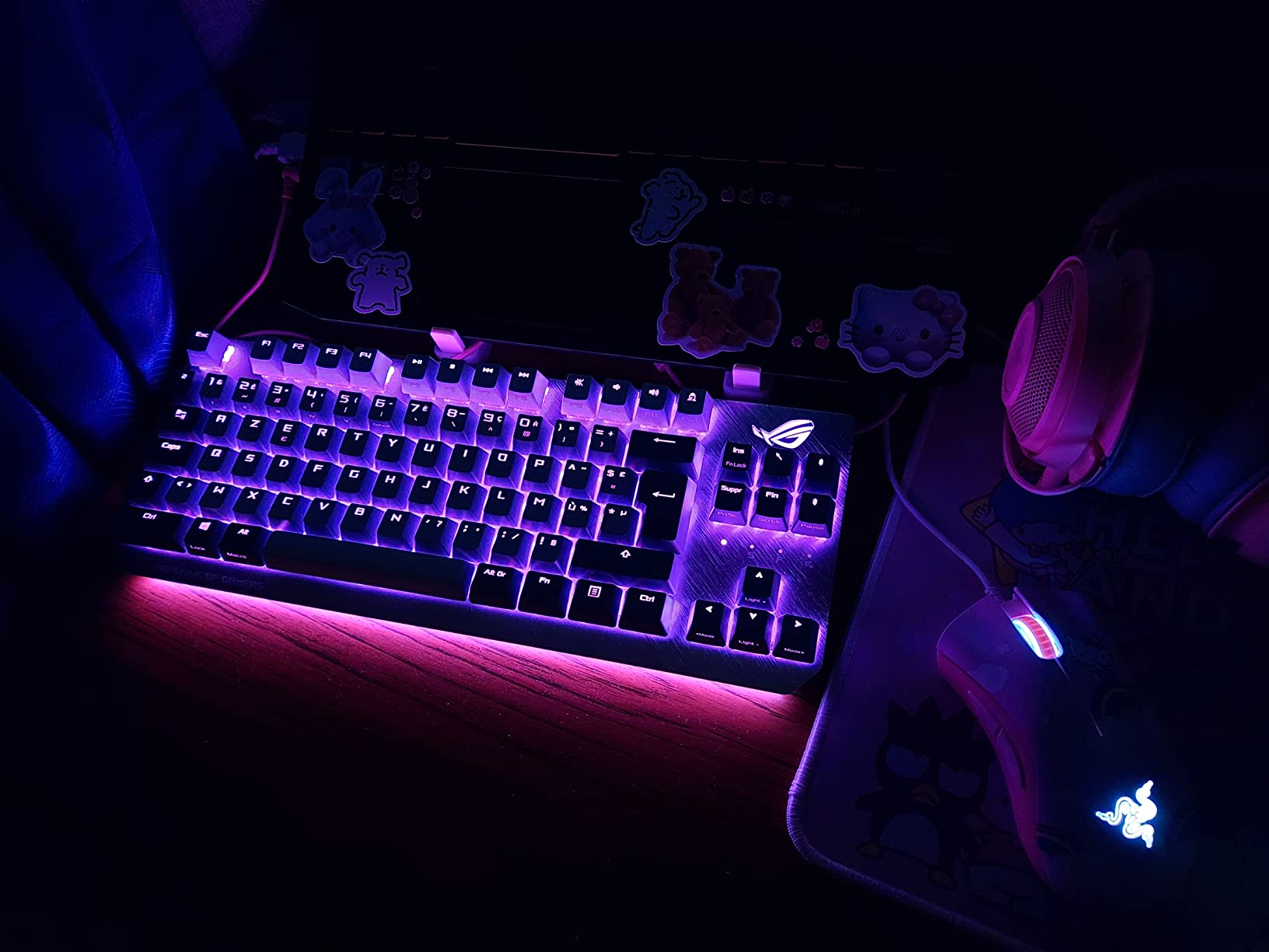 Très bon clavier, un peu lumineux